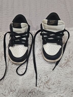 Nike Kids Black and White Low-Top Sneakers with Cream Accents